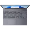 Laptop z otwartym ekranem, na którym widoczny jest interfejs systemu Windows 11. Klawiatura jest pełnowymiarowa z klawiaturą numeryczną, a poniżej znajduje się duży touchpad.