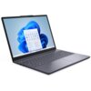 Laptop z otwartym ekranem wyświetlającym interfejs systemu Windows 11, z widocznymi ikonami aplikacji na tle niebieskiego wzoru. Klawiatura jest pełnowymiarowa, a obudowa ma ciemny kolor.