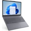Laptop z otwartym ekranem wyświetlającym interfejs systemu Windows 11 z widocznym menu Start. Klawiatura jest pełnowymiarowa, a obudowa ma jednolity, ciemny kolor.