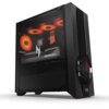Czarny komputer stacjonarny z przezroczystym panelem bocznym, przez który widać podświetlone na pomarańczowo wentylatory i kartę graficzną z napisem "GEFORCE RTX". Na obudowie znajduje się logo "NITRO".