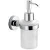 Na zdjęciu znajduje się chromowany dozownik do mydła z matowym, szklanym pojemnikiem i metalowym uchwytem montażowym. Produkt ma elegancki, nowoczesny design z błyszczącymi wykończeniami.