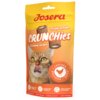 Na zdjęciu znajduje się opakowanie przysmaku dla kota marki Josera o nazwie "Crunchies". Na opakowaniu widoczny jest wizerunek kota oraz napisy: "Crispy outside", "Creamy inside!", "Chicken Kurczak Huhn", "Grain Free Formula", "Sugar Free Formula", "With Taurine & Vitamins", "German Quality", "Super Premium".