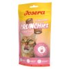 Opakowanie przysmaku dla kota JOSERA Crunchies With Milk 60 g przedstawia wizerunek kota z wywieszonym językiem oraz grafikę przysmaku z napisem "Crispy outside, Creamy inside!". Na dole opakowania znajdują się ikony z napisami: "Grain Free Formula", "Sugar Free Formula", "With Taurine & Vitamins", a także okrągła grafika z napisem "With Milk".