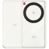Białe urządzenie z logo "ZTE" na obudowie, posiada okrągły element z oznaczeniem "5G" oraz napis "5G HyperSpeed Portable WiFi Router". Na okręgu widoczne są ikony NFC, sygnału WiFi i baterii.