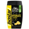 Opakowanie izotoniku Isostar Hydrate & Perform o smaku cytrynowym, z widocznym logo "isostar" na żółtym tle oraz napisem "HYDRATE & PERFORM" na czarnym tle. Na opakowaniu znajdują się również informacje: "NEW FORMULA", "BETTER TASTE", "NATURAL FLAVOURING", "NO COLOURING", oraz grafika przedstawiająca cyklistów i plasterki cytryny.