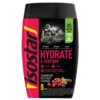 Czarno-czerwone opakowanie produktu z napisem "Isostar" wzdłuż boku oraz "Hydrate & Perform" na środku, z grafiką przedstawiającą rowerzystów. Na opakowaniu widnieją również informacje o smaku żurawinowym, składnikach odżywczych oraz brak sztucznych barwników.