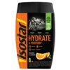Czarny pojemnik z pomarańczową etykietą zawiera napój izotoniczny "Isostar Hydrate & Perform" o smaku pomarańczowym. Na etykiecie widnieje napis "NEW FORMULA, BETTER TASTE, NATURAL FLAVOURING, NO COLOURING" oraz zdjęcie sportowców na rowerach.