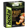 Opakowanie produktu z napisem "Isostar" po lewej stronie oraz "Fruit Boost Energy" na środku, z dodatkowymi informacjami o zawartości kofeiny, witamin i smaku morelowym. Na dole widnieje liczba "x10", a w tle znajduje się zdjęcie biegacza na tle zielonego krajobrazu.