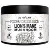 Pojemnik z czarną pokrywką zawiera suplement diety ACTIVLAB Lion's Mane Mushroom o wadze 100 g. Na etykiecie widnieją napisy: "FUNCTIONAL LINE", "Measuring scoop", "Add to coffee, tea or other beverage", "VEGE Friendly", "100% Fruiting body extract", a tło zdobią ilustracje grzybów.