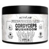 Cylindryczne opakowanie z czarną pokrywką, na którym widnieje napis "ACTIVLAB FUNCTIONAL LINE CORDYCEPS MUSHROOM 100 g". Na etykiecie znajdują się ikony z napisami: "Measuring scoop", "Add to coffee, tea or other beverage", "VEGE Friendly" oraz "100% Fruiting body extract", a tło zdobią rysunki grzybów.