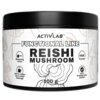 Cylindryczne opakowanie z czarną pokrywką, na którym widnieje napis "ACTIVLAB FUNCTIONAL LINE REISHI MUSHROOM 100 g". Dodatkowe informacje to "Measuring scoop", "Add to coffee, tea or other beverage", "VEGE Friendly" oraz "100% Fruiting body extract", a tło zdobią delikatne rysunki grzybów.