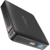 Czarny powerbank z wyświetlaczem LCD pokazującym "100%", z widocznym logo "sbs" na powierzchni. Na boku urządzenia znajduje się port oznaczony jako "Type-C In/Out".