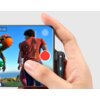 Na zdjęciu widać dłoń trzymającą smartfon z włączoną aplikacją do nagrywania wideo, na ekranie widoczny jest czerwony przycisk nagrywania oraz napisy: "VIDEO", "FOTO", "RITRATTO". Do telefonu podłączony jest czarny kabel kątowy USB-C z niebieskim wskaźnikiem świetlnym.