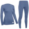 Na zdjęciu znajduje się komplet niebieskiej bielizny termoaktywnej, składający się z długiego rękawa i długich spodni. Na dolnej części koszulki widoczna jest mała, prostokątna metka.