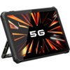 Tablet z czarną obudową i stojakiem, na ekranie widoczny jest dynamiczny wzór z pomarańczowymi i białymi promieniami oraz napis "5G".