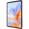 Na zdjęciu widoczny jest tablet z dużym ekranem, na którym wyświetlany jest abstrakcyjny wzór w odcieniach fioletu i pomarańczu. Urządzenie ma cienkie ramki i metaliczną obudowę.