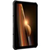 Na zdjęciu widoczny jest czarny tablet z wyświetlaczem, na którym przedstawiona jest grafika kosmosu z planetą i pierścieniami. Tablet ma solidną obudowę z widocznymi przyciskami i portami na krawędzi.