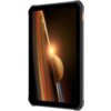 Tablet z czarną obudową wyświetla obraz przedstawiający planetę z pierścieniami na tle kosmosu. Na krawędzi urządzenia widoczny jest pomarańczowy przycisk.