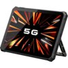 Tablet z czarną obudową, wyświetlający na ekranie grafikę z napisem "5G" otoczonym pomarańczowymi promieniami. Urządzenie jest ustawione na rozkładanej podstawce.