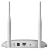 Na zdjęciu widoczny jest biały punkt dostępu z dwiema antenami, posiadający porty z tyłu: zasilania, Ethernet oraz przycisk reset. Produkt to TP-LINK TL-WA801ND N300 2.4 GHz, Wi-Fi.