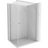 Przeszklona kabina prysznicowa z chromowanymi elementami, umieszczona na tle imitującym marmur. Drzwi kabiny mają metalowy uchwyt i zawiasy, a całość ma minimalistyczny design.