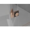 Na zdjęciu widoczny jest detal kabiny prysznicowej z przezroczystego szkła, z miedzianym, szczotkowanym zawiasem i uchwytem. Elementy te mają nowoczesny design, a uchwyt jest w kształcie kwadratu z okrągłym środkiem.