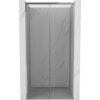 Przesuwane drzwi prysznicowe o szerokości 110 cm, wykonane z przezroczystego szkła, z chromowanymi elementami, zamontowane w marmurowej wnęce. Produkt ma prosty, nowoczesny design z pionowym uchwytem po jednej stronie.