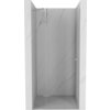 Przeszklone drzwi prysznicowe z chromowanymi elementami zamontowane w marmurowej wnęce. Produkt to "Mexen Roma drzwi prysznicowe uchylne 115 cm, transparent, chrom - 854-115-000-01-00".