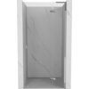 Przeszklone drzwi prysznicowe z chromowanymi elementami, zamontowane w marmurowej wnęce, z widocznymi delikatnymi żyłkami na powierzchni. Produkt ma minimalistyczny design i przezroczystą powierzchnię.
