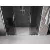 Przesuwane drzwi prysznicowe w kolorze grafitowym z chromowanymi uchwytami, zamontowane w kabinie prysznicowej z ciemnymi płytkami na ścianach. Obok znajduje się ściana z geometrycznymi płytkami oraz zawieszonym ręcznikiem.