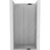 Przesuwane drzwi prysznicowe o szerokości 110 cm, wykonane z transparentnego szkła i chromowanych elementów, zamontowane w marmurowej wnęce. Produkt ma prosty, nowoczesny design z metalowym uchwytem.