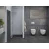 Nowoczesna łazienka z prysznicem z drzwiami uchylnymi w kolorze grafitowym i chromowanymi elementami, obok znajduje się toaleta i bidet na tle ciemnych płytek ściennych. Na ścianie wisi dekoracyjny panel z geometrycznym wzorem, a na podłodze są ciemne płytki.