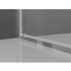 Przeszklone drzwi prysznicowe z chromowanymi elementami, osadzone na gładkiej, jasnej powierzchni, odbijającej światło. Produkt ma minimalistyczny design z przezroczystym szkłem i metalowymi detalami.