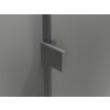 Zbliżenie na metalowy element konstrukcyjny w kolorze gun metal, będący częścią parawanu nawannowego. Element ma prostokątny kształt i jest przymocowany do szklanej powierzchni.