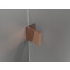 Przesłane zdjęcie przedstawia fragment przezroczystego parawanu nawannowego z metalowym uchwytem w kolorze różowego złota. Uchwyty mają prostokątny kształt i są zamocowane na szklanej powierzchni.