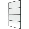 Na zdjęciu znajduje się parawan nawannowy z czarną kratką, wykonany z przezroczystego szkła, z metalową ramą w kolorze gun metal. Produkt ma prostokątny kształt i jest podzielony na osiem równych sekcji przez czarne linie.