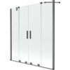 Dwuskrzydłowy, rozsuwany parawan nawannowy o wymiarach 140 x 150 cm, wykonany z transparentnego szkła, z elementami w kolorze gun gray szczotkowanym. Produkt posiada prostokątne uchwyty i metalowe profile.