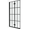 Dwuskrzydłowy parawan nawannowy z czarną kratką, wykonany ze szkła, z czarnymi metalowymi ramami i zawiasami. Produkt ma prostokątny kształt i nowoczesny design.