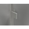 Przedstawiono fragment parawanu nawannowego z metalowym uchwytem w kolorze niklu szczotkowanego na tle przezroczystej powierzchni. Produkt ma prosty, nowoczesny design z wyraźnie widoczną teksturą metalu.