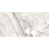 Płytka podłogowo-ścienna o wymiarach 120 x 60 cm z połyskiem, w odcieniach bieli i szarości, z widocznymi wzorami przypominającymi naturalny kamień. Na powierzchni znajdują się nieregularne linie i plamy w różnych odcieniach, tworzące efekt marmuru.