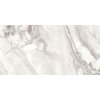 Na zdjęciu widoczna jest płytka podłogowo-ścienna o wymiarach 120 x 60 cm z połyskiem, o wzorze przypominającym marmur w odcieniach bieli i szarości. Powierzchnia płytki ma delikatne, nieregularne żyłkowania i wzory.
