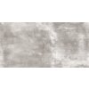 Na zdjęciu widoczna jest płytka podłogowo-ścienna o wymiarach 120 x 60 cm, w odcieniach szarości z nieregularnym wzorem przypominającym beton. Powierzchnia płytki jest gładka i szkliwiona, co nadaje jej lekki połysk.