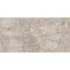 Zdjęcie przedstawia płytkę podłogowo-ścienną o wymiarach 120 x 60 cm z połyskiem, w odcieniach szarości z nieregularnym wzorem przypominającym naturalny kamień. Powierzchnia płytki jest gładka, z widocznymi jasnymi i ciemnymi smugami oraz drobnymi białymi akcentami.