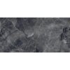 Ciemnoszara płytka z połyskiem o wymiarach 120 x 60 cm, z widocznymi jasnymi i brązowymi żyłkami przypominającymi wzór marmuru. Powierzchnia ma teksturę imitującą naturalny kamień.