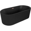 Czarna, matowa wanna wolnostojąca o ryflowanej powierzchni i owalnym kształcie, z widocznym przelewem w kolorze różowego złota. Produkt ma elegancki, nowoczesny design.
