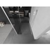 Na zdjęciu znajduje się nowoczesna łazienka z prysznicem typu walk-in, wyposażona w ściankę prysznicową Mexen Kioto o wymiarach 135 x 90 x 40 cm, z transparentnym szkłem i białymi elementami. W tle widoczne są umywalki, lustra oraz półki z akcesoriami łazienkowymi.
