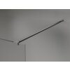 Przedstawiono fragment ścianki prysznicowej z przezroczystego szkła, zamocowanej na metalowym wsporniku w kolorze grafitowym. Ścianka ma minimalistyczny design z prostymi liniami i metalowymi elementami w wykończeniu gun metal.