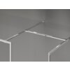 Przedstawiono fragment konstrukcji ścianki prysznicowej z metalową ramką i przezroczystym szkłem, z widocznymi elementami montażowymi w kolorze chromu. Produkt ma minimalistyczny design i jest wykonany z materiałów o wysokim połysku.