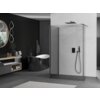 Na zdjęciu znajduje się nowoczesna łazienka z prysznicem typu walk-in o wymiarach 130 x 85 x 40 cm, z transparentną ścianką i wykończeniem w kolorze gun metal. W tle widoczna jest wolnostojąca wanna, lustro oraz półka z akcesoriami łazienkowymi.