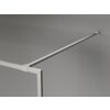 Na zdjęciu widoczna jest metalowa ścianka prysznicowa z ramką i wspornikiem, wykonana z niklu szczotkowanego, zamontowana na szarej ścianie. Produkt ma minimalistyczny design z prostymi liniami i gładką powierzchnią.